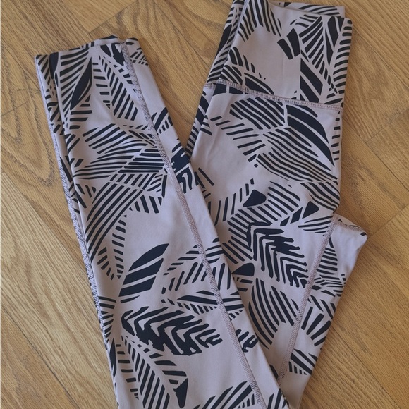 Aire L eaf Print Leggings - Picture 4 of 4